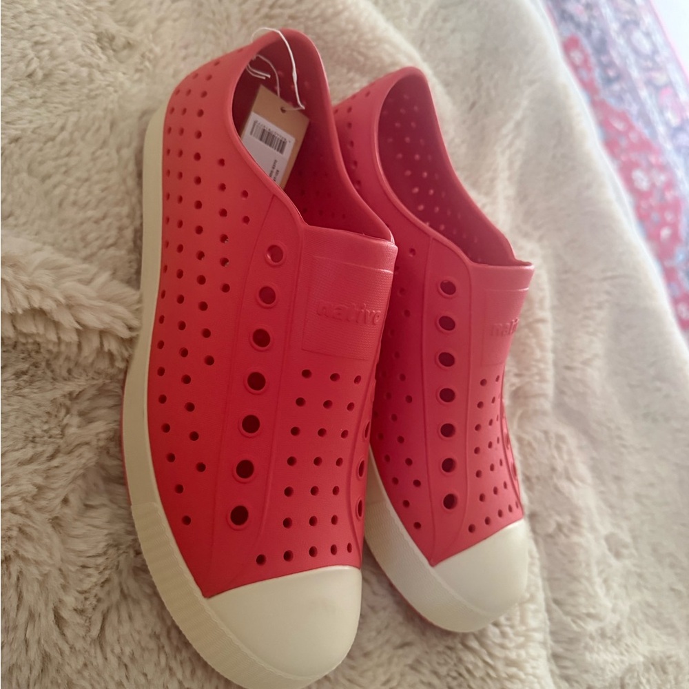 Native Slip-On Sneakers Women’s size 10 new in box - Picture 2 of 12